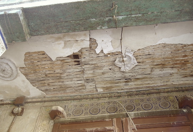 Plafond de plâtre au Riad Mayfez avant les travaux de restauration - Fès
