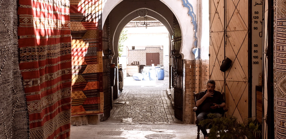Entrelas de ruelles et tapis - Médina de Fès - Maroc