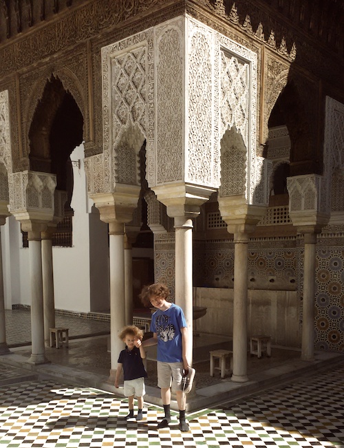 Mes garçons devant la fontaine des ablution dans la cour de la Mosquée de la Karaouyine - Fès - Maroc