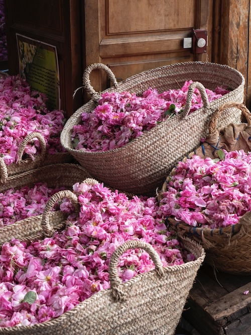 Paniers remplis à ras bord de pétales de rose.